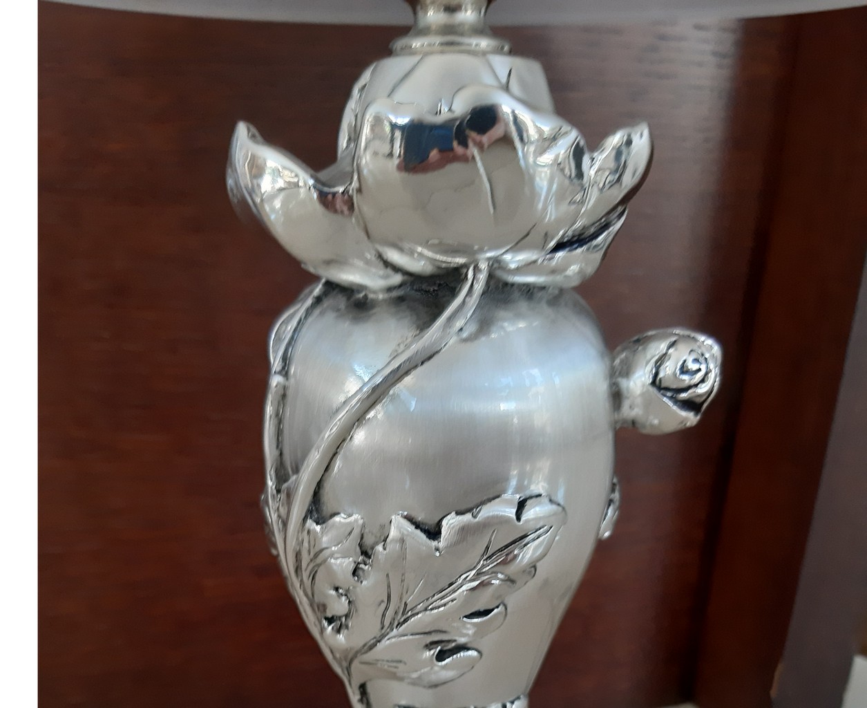 Lume lampada argenti in argento e legno con cappa in vetro satinato Lume lampada argenti in argento e legno con cappa in vetro satinato